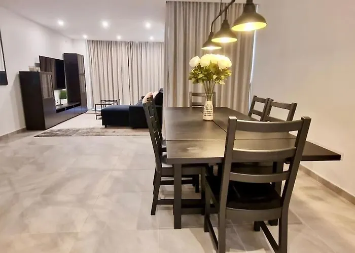 Apartment In Spinola Bay